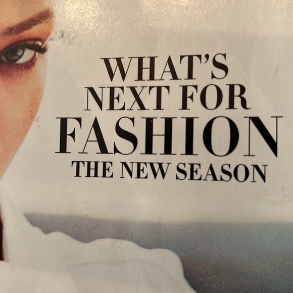 "Collectors" Harper's Bazaer Magazine (Rhianna) 2020 lssue - Picture 5 of 12